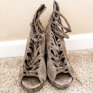 B. Makowsky wedge sandals
