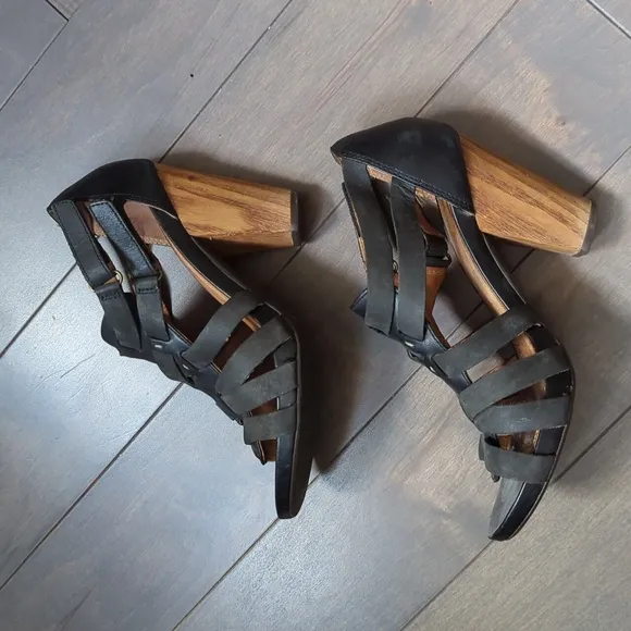 Clark's Size 6.5 Black Leather Sandals