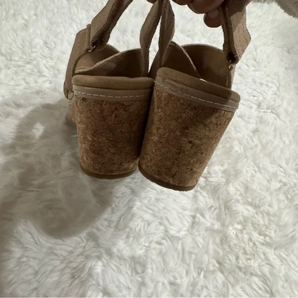 Clarks Women’s Giselle Cove Wedge Sandal in Tan Size 7.5