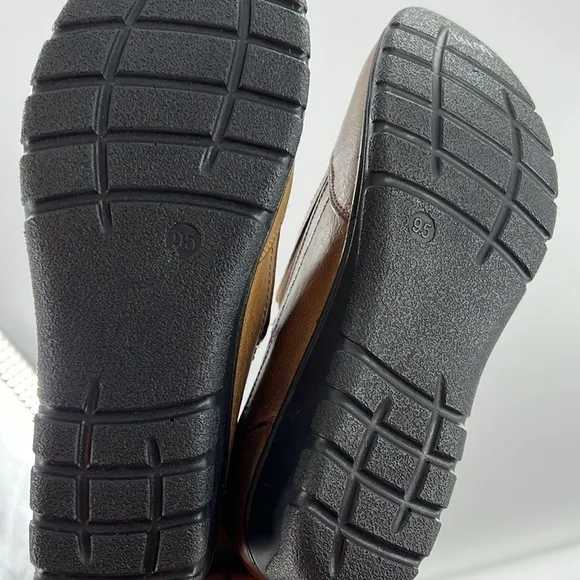 EASY STREET COMFORT WAVE SLIP ON LOAFERS PROCTOR TAN FAUX LEATHER SIZE 9.5 M