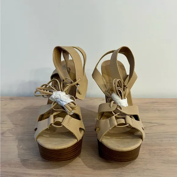 New Breckelle’s Platform Heel Strappy Sandals Tan Color