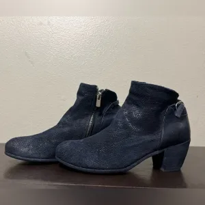 Officine Creative Deep Blue Leather and Suede Zip Back Block Heel Boots 36 Italy