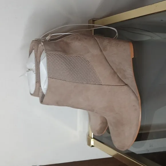 Torrid  beige taupe wedge gore heels size 10