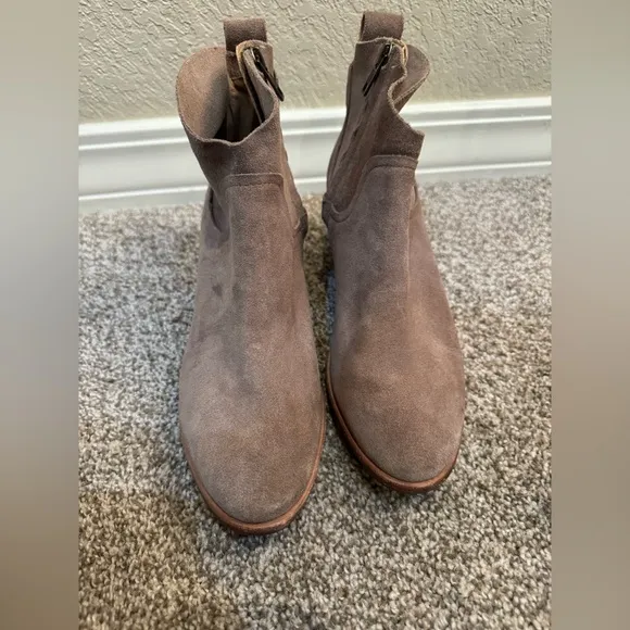 UGG Women's Kingsburg Boot Size 8 Block Heel Western Bootie Tan Suede Boho Comfy